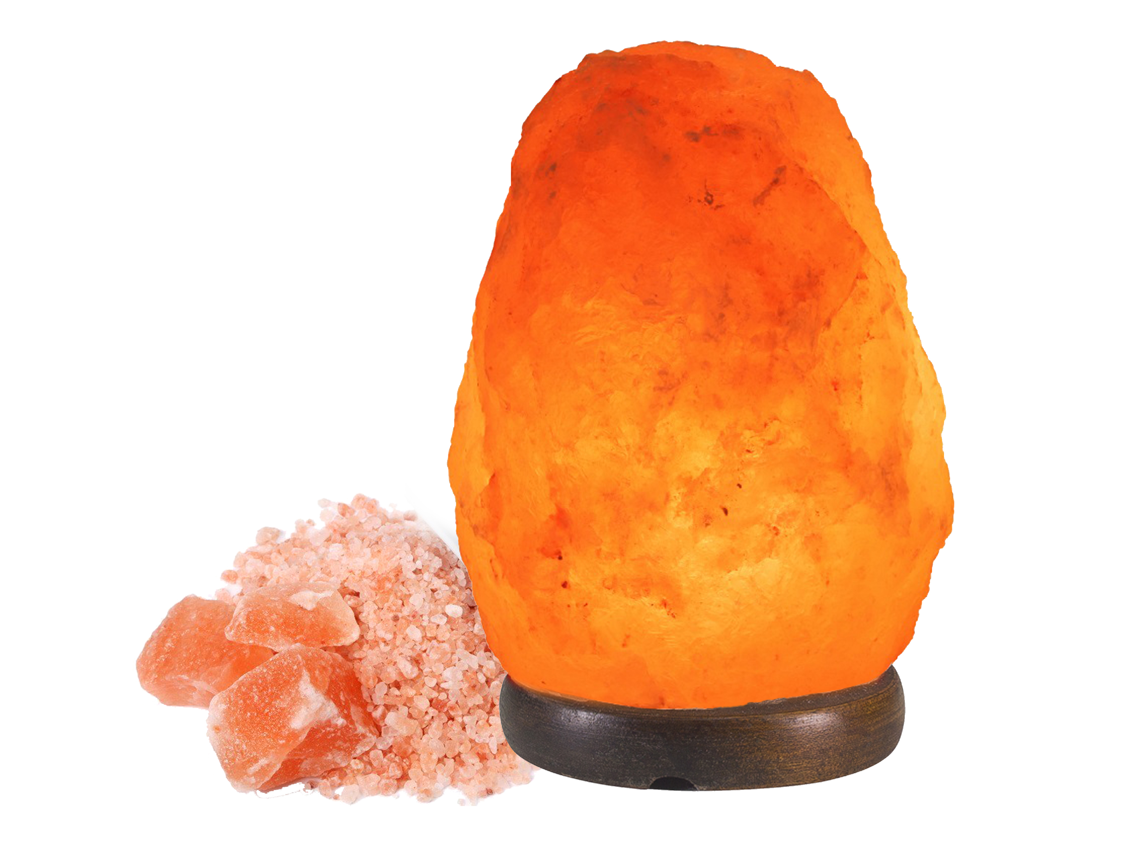 Una lampada di cristallo di sale arancione con base in legno e un mucchio di cristalli di sale rosa accanto.