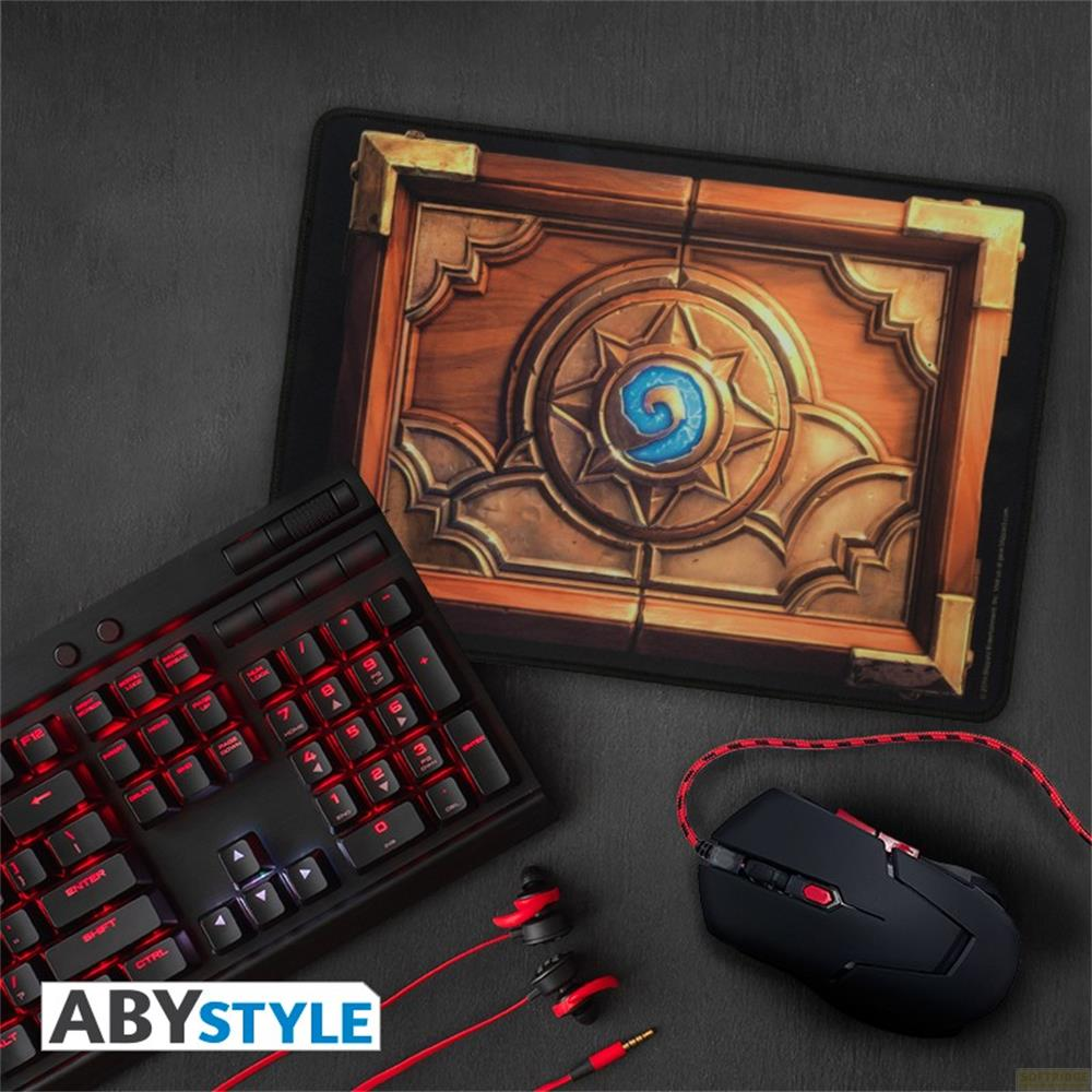 Accessoires gaming : clavier rouge, souris, écouteurs et tapis de souris Hearthstone.