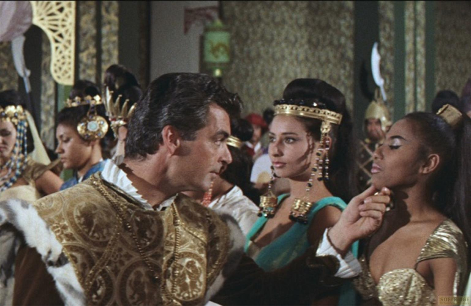 Un uomo in vesti ornate parla con due donne in abiti regali.