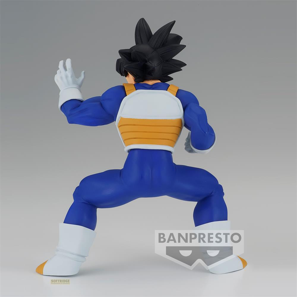 Una figura vista de espaldas, con traje azul y armadura naranja.