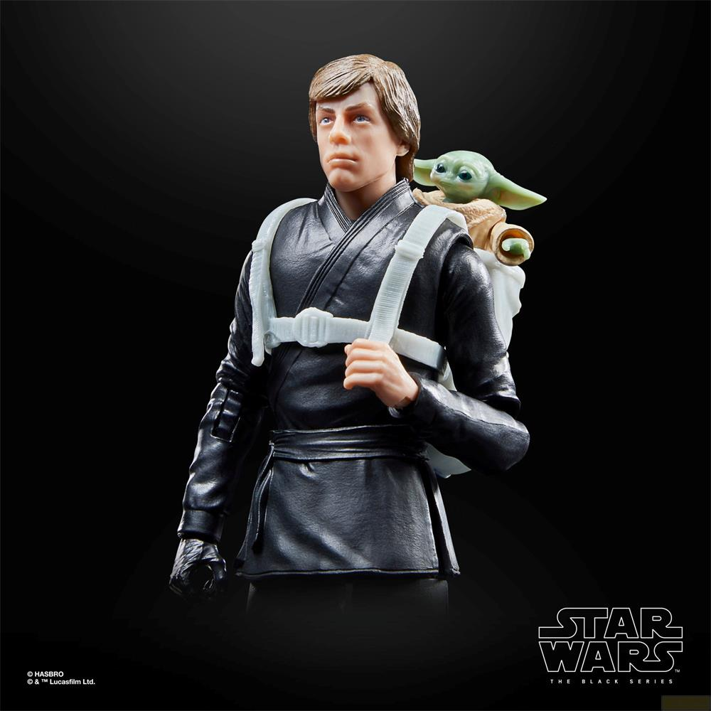 Luke Skywalker con Baby Yoda en la espalda, ropa oscura, fondo negro.
