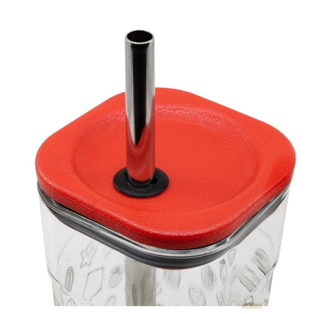 Un recipiente de vidrio con tapa roja y pajita de metal.