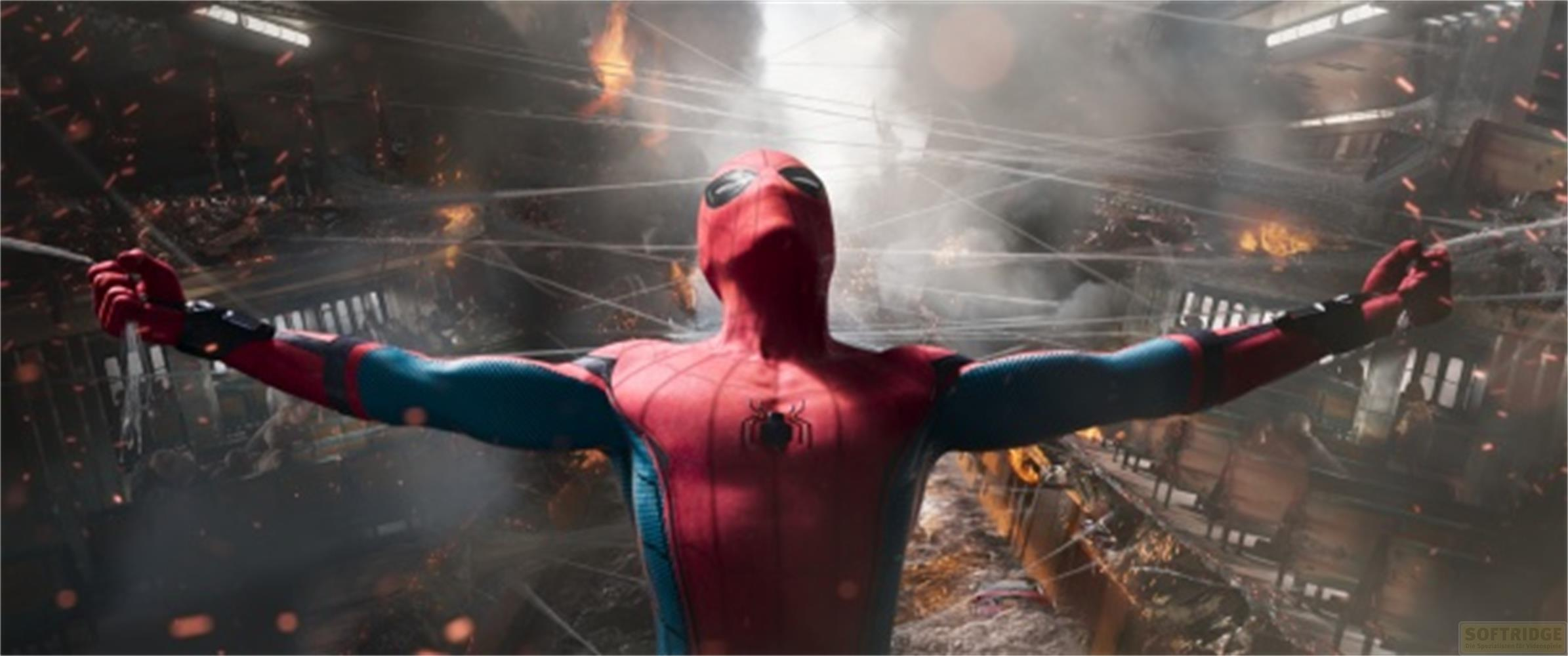 Spider-Man en rouge et bleu, bras écartés, devant un décor détruit.
