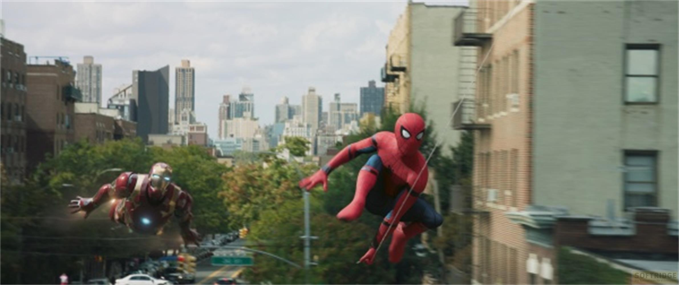 Spider-Man et Iron Man volent dans une ville avec des bâtiments et des arbres.
