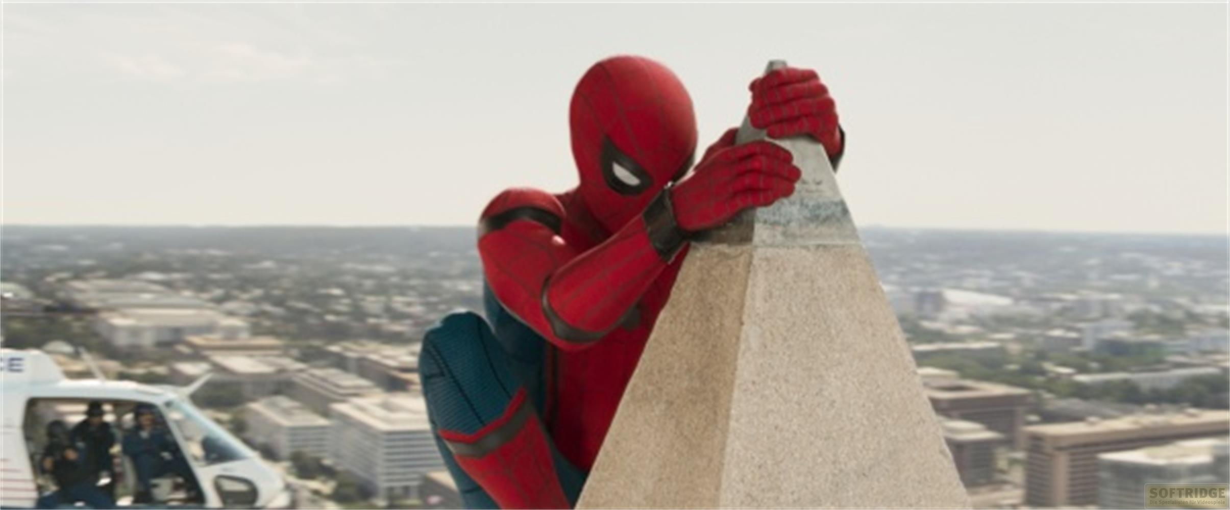 Spider-Man s'accroche au sommet d'un monument alors qu'un hélicoptère passe.