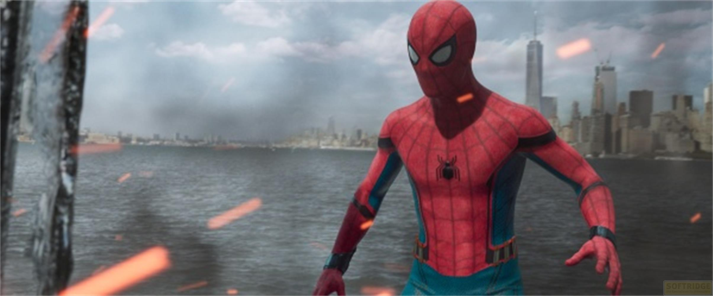 Spider-Man en costume rouge se tient près de l'eau avec une ville.
