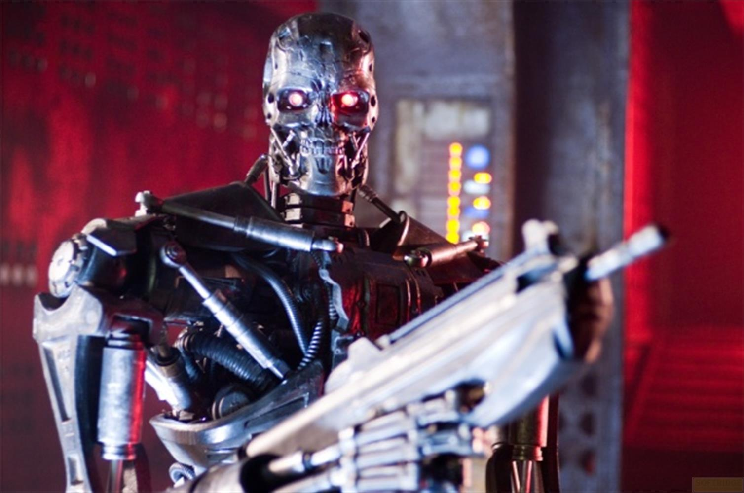 Un Terminator argenté aux yeux rouges tient une arme devant un fond rouge.