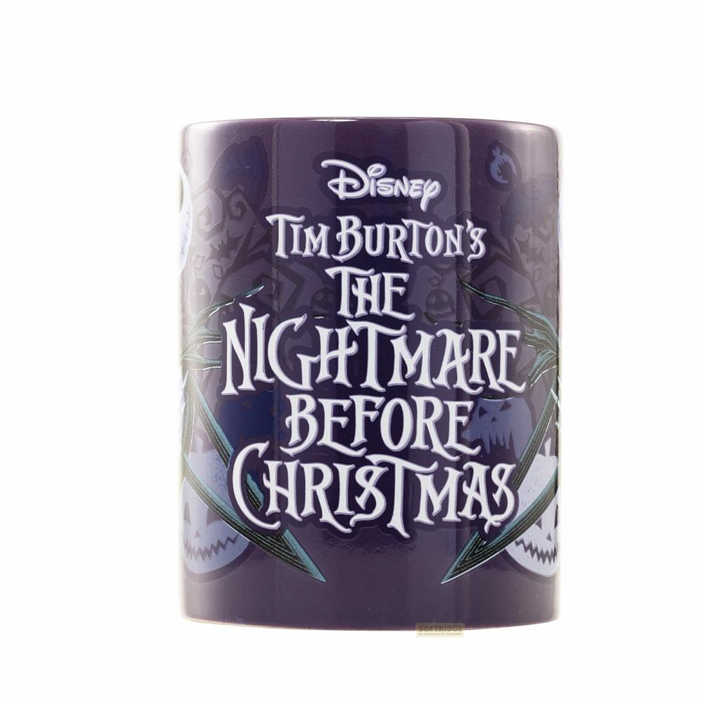 Una taza morada con el título "The Nightmare Before Christmas" de Tim Burton.