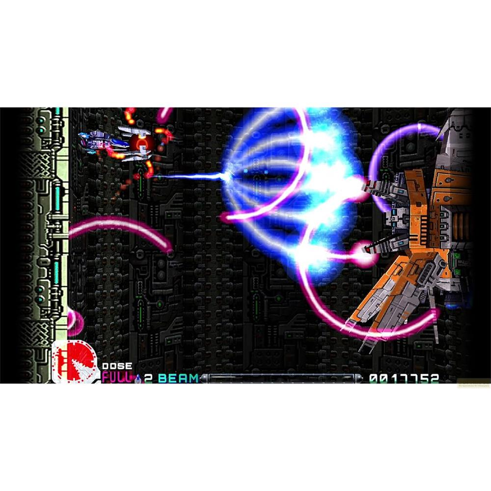 Ein Raumschiff feuert einen blauen Laser auf ein orangefarbenes Schiff in einem dunklen, futuristischen Spiel.
