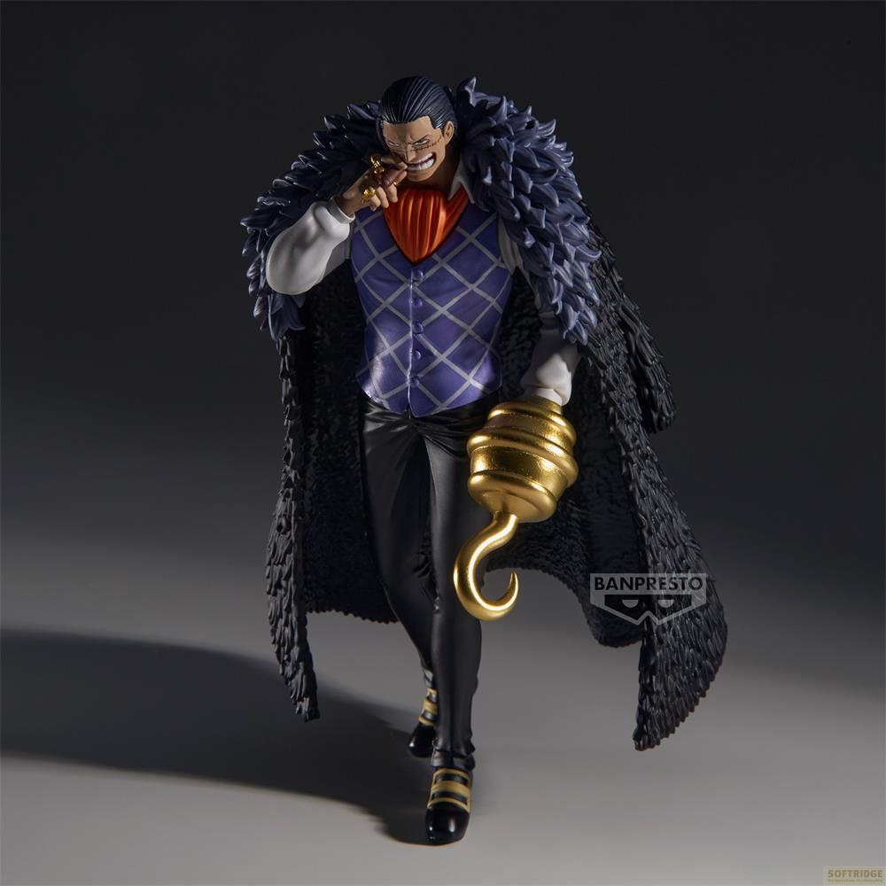 Figura con pelo oscuro, abrigo de piel, chaleco, pantalones y brazo con gancho dorado.