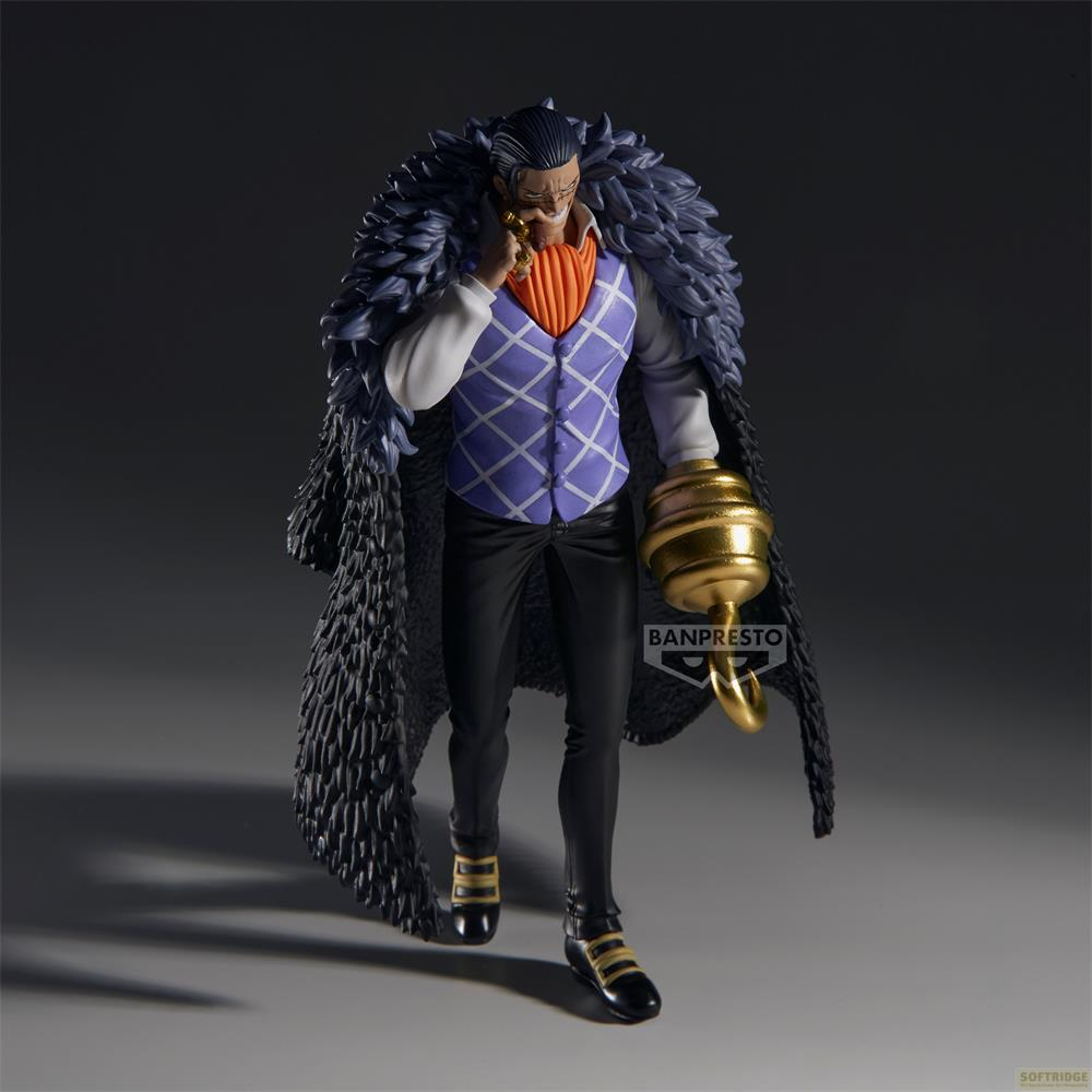 Una figura con abrigo de cuello de piel, chaleco morado, camisa naranja y mano de gancho dorada.
