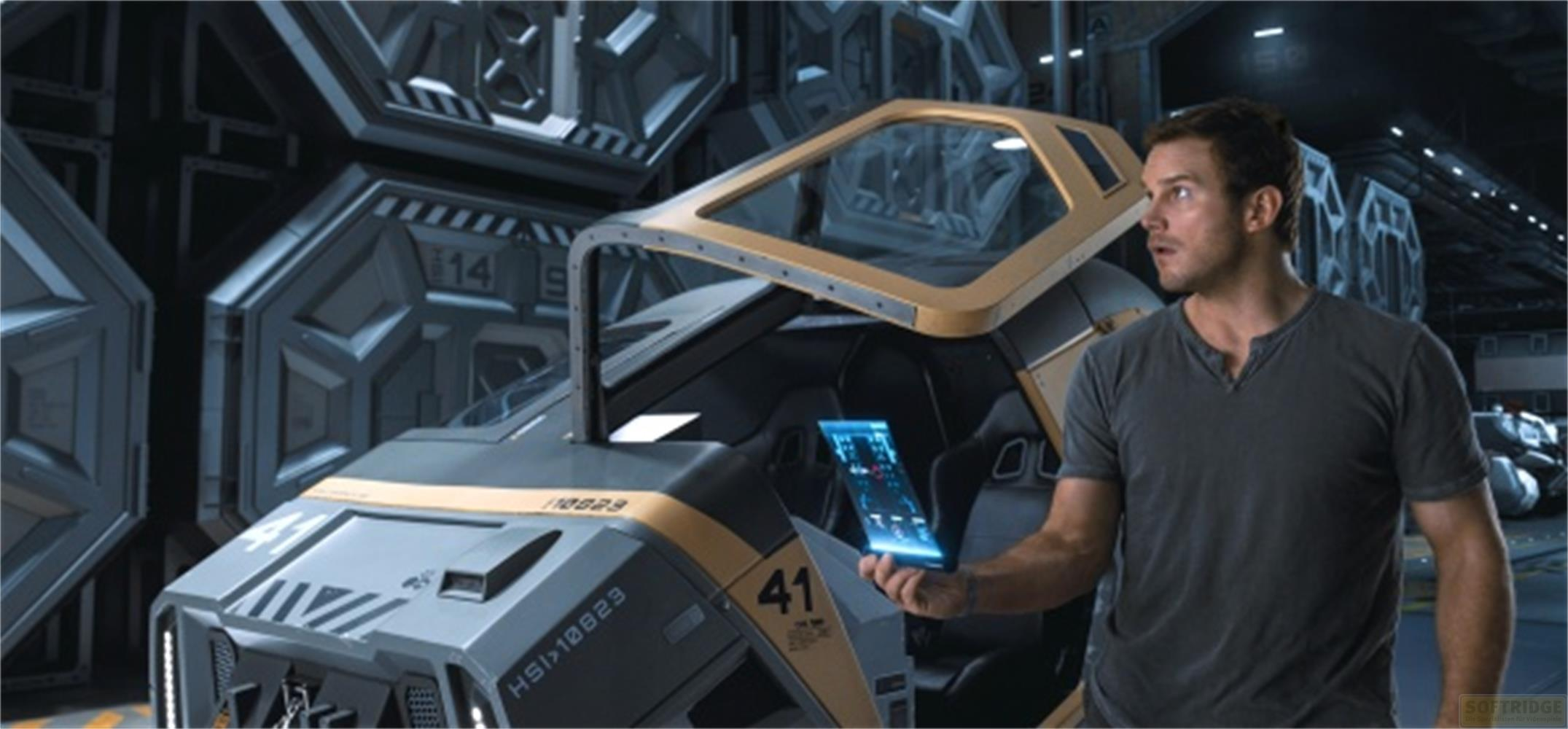 Uomo tiene tablet vicino a un'astronave in un hangar futuristico.