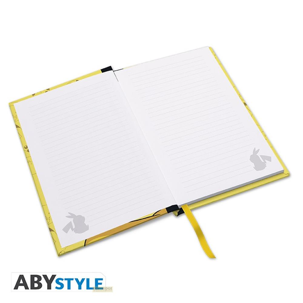 Otwarty notatnik z żółtą okładką i motywami Pikachu. Lekko pochyły na białym tle.