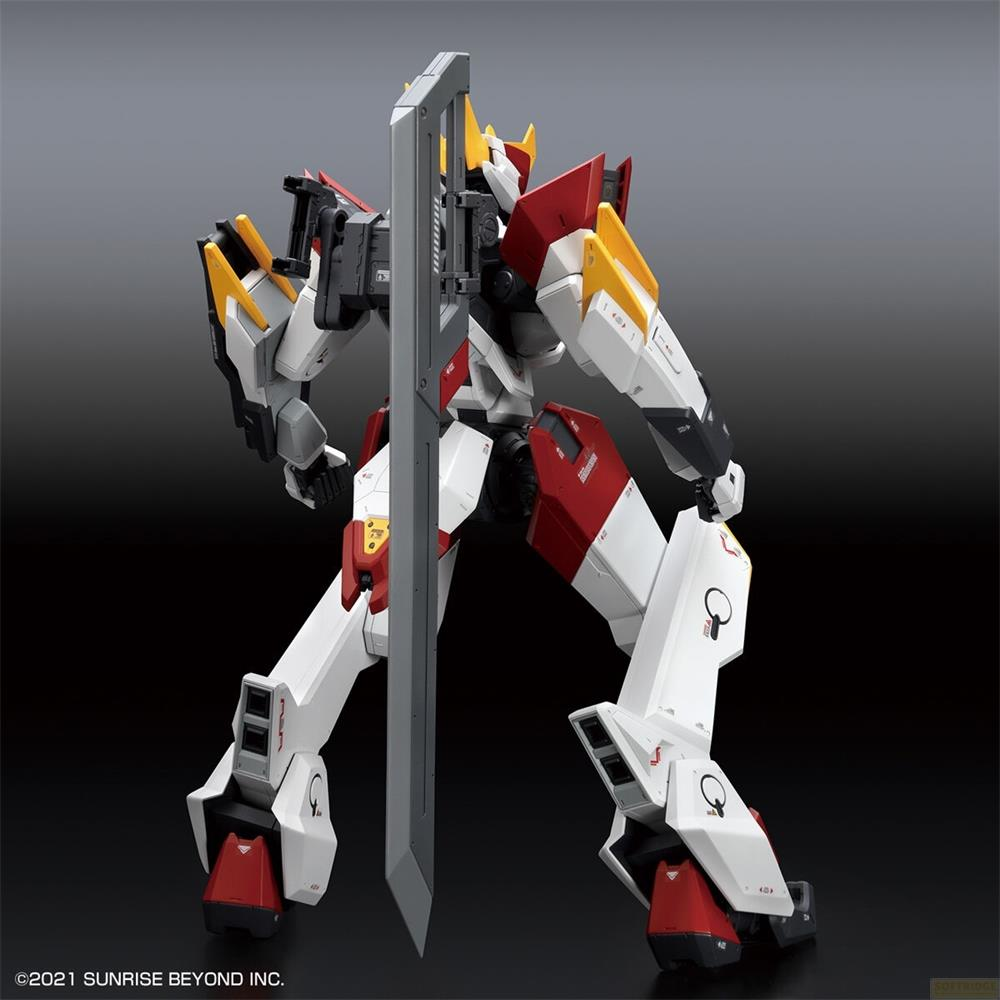 Un robot bianco e rosso con accenti gialli tiene una grande spada.