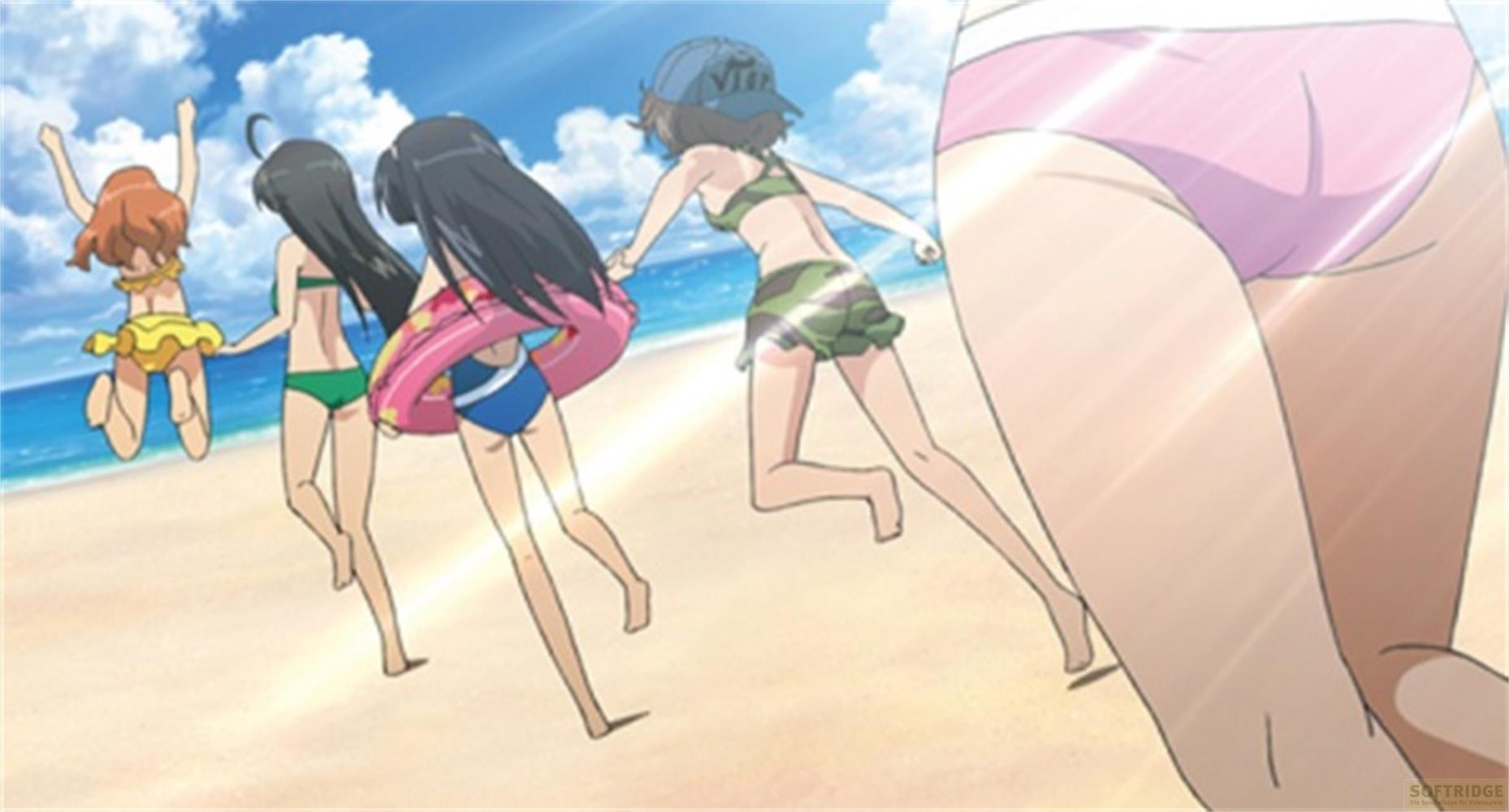 Quattro ragazze in costume da bagno corrono sulla spiaggia. Una salta, una porta un salvagente.