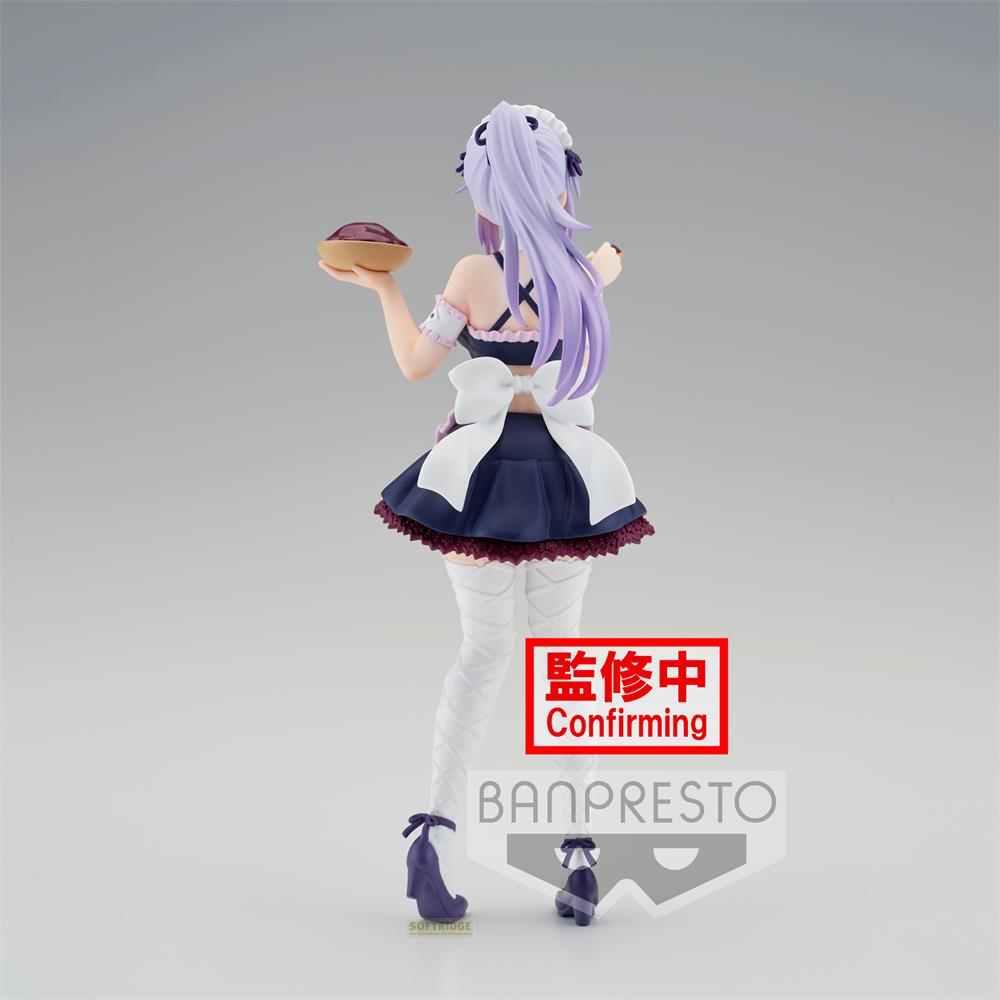Figura de anime con traje de sirvienta y pelo morado sostiene un cuenco con contenido morado.