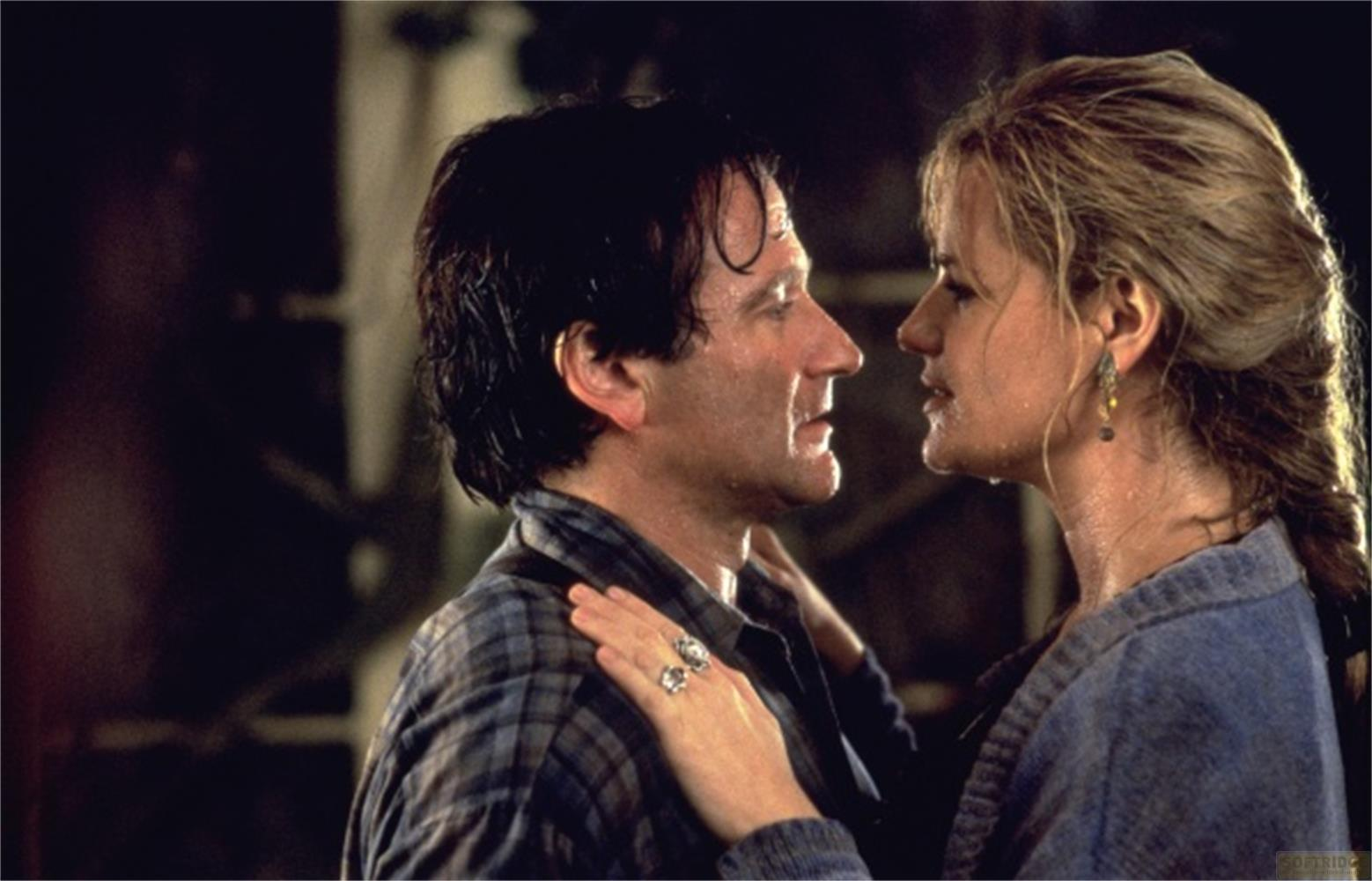 Un uomo e una donna si guardano intensamente. Lui indossa una camicia a quadri, lei un maglione blu.