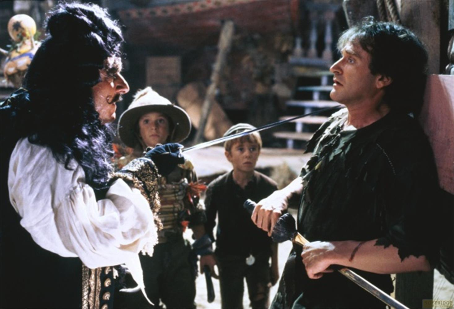 Le Capitaine Crochet et Peter Pan se battent à l'épée, entourés d'enfants.