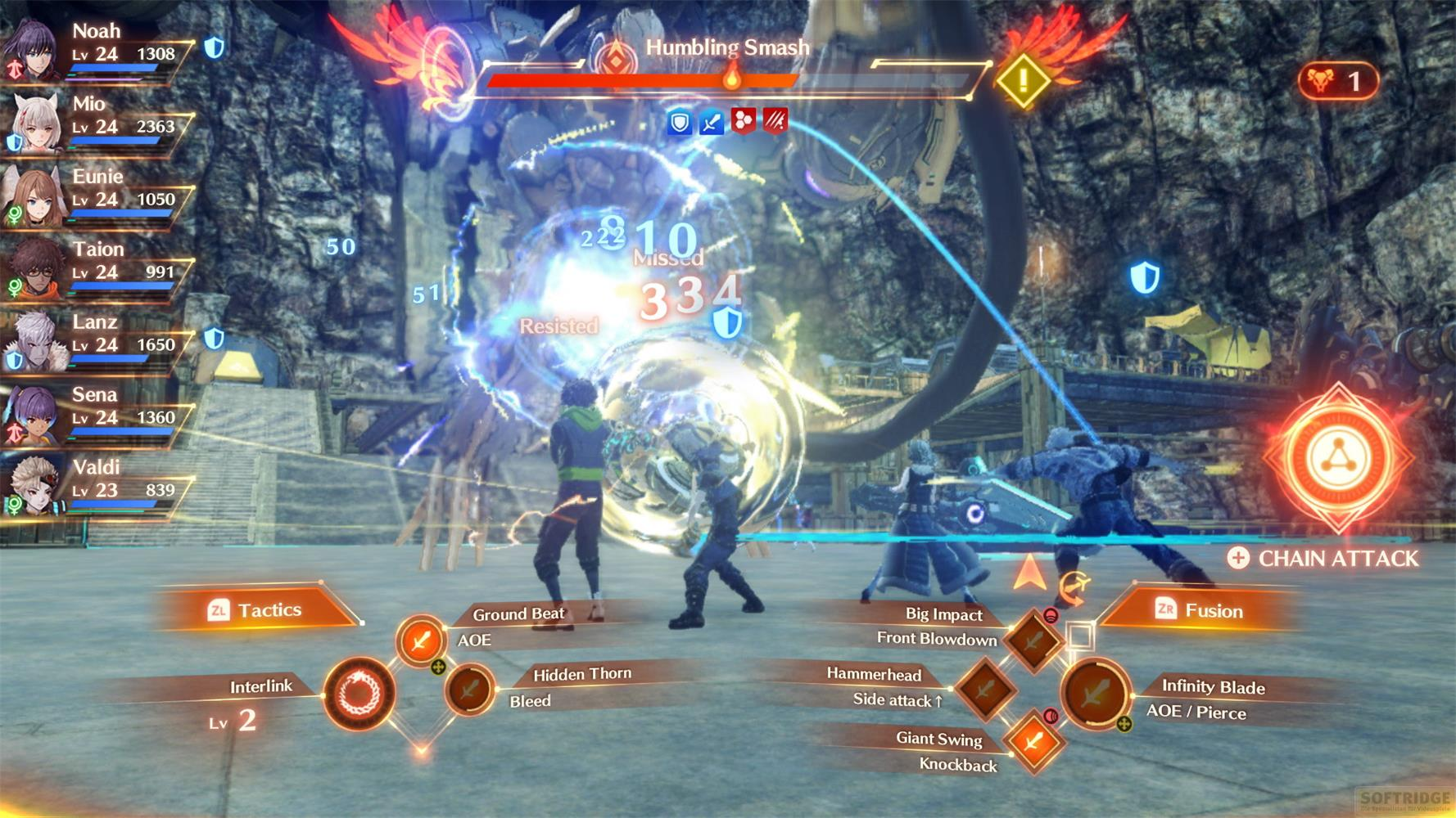 Scena di combattimento con personaggi che usano attacchi magici creando una grande energia sferica.