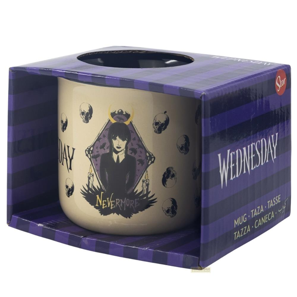 Una taza con motivo de Miércoles en una caja morada.