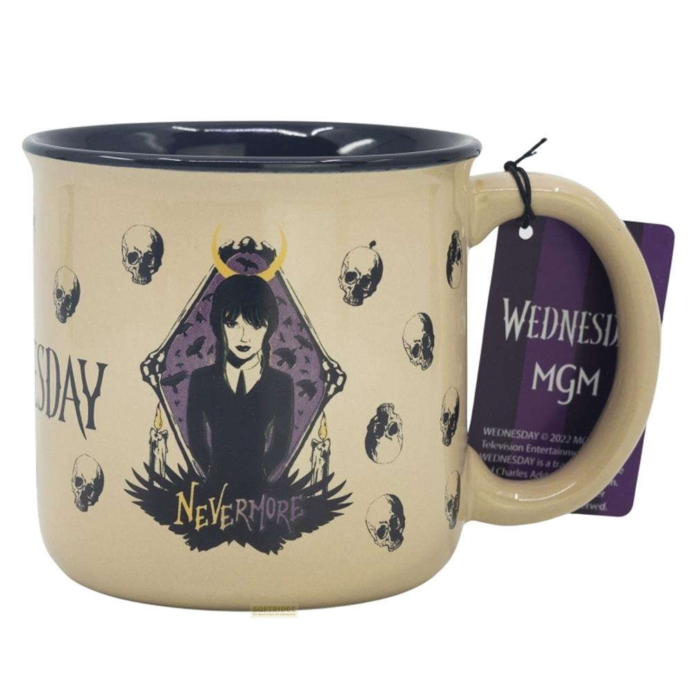 Taza color canela con Merlina Addams, calaveras y velas.