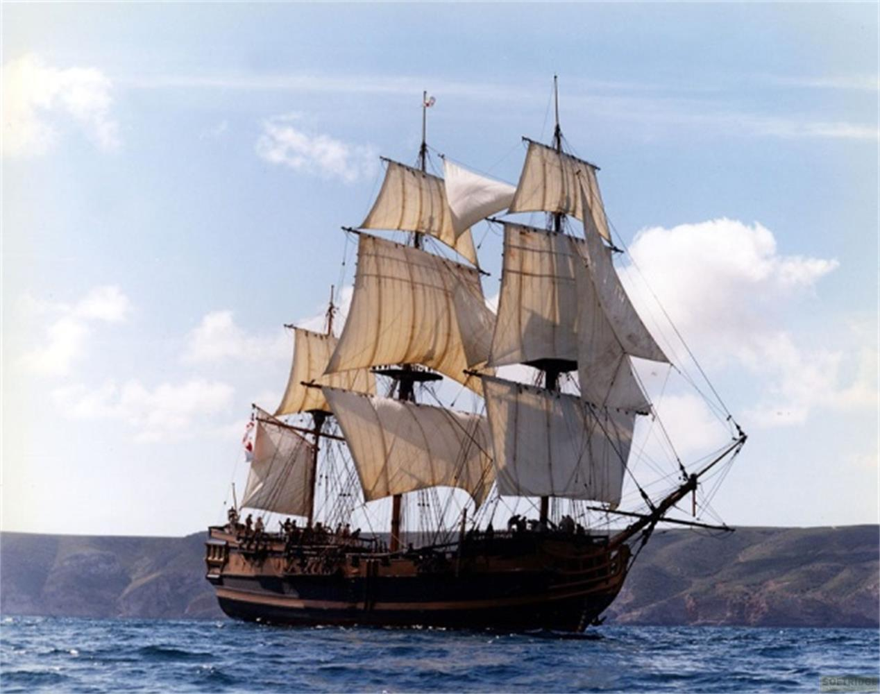 Una grande nave a vela con molte vele naviga sul mare.