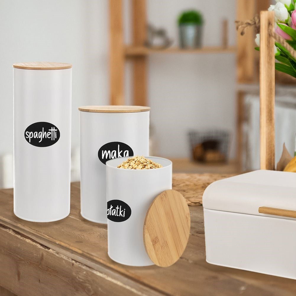 Tres recipientes blancos de almacenamiento con tapas de madera.