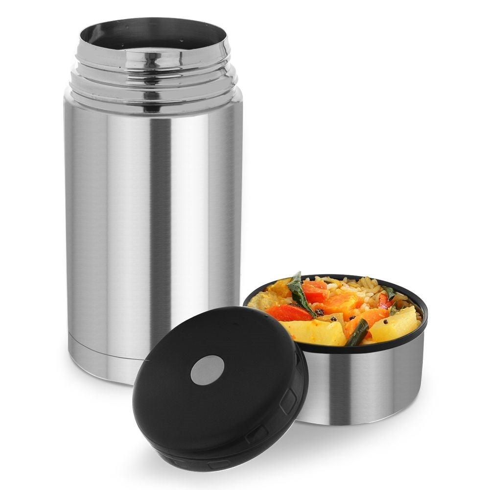 Un termo plateado con tapa abierta y recipiente lleno.