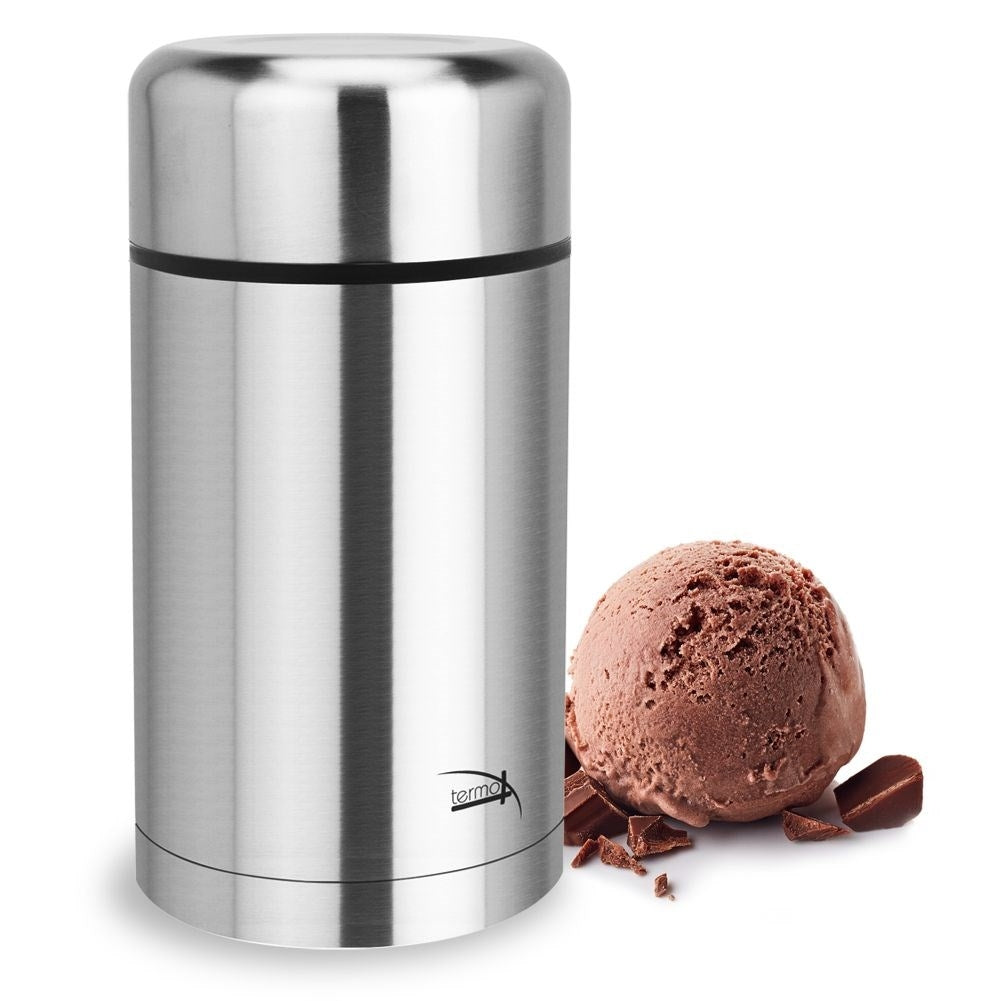 Un termo plateado con una bola de helado de chocolate y trozos de chocolate.