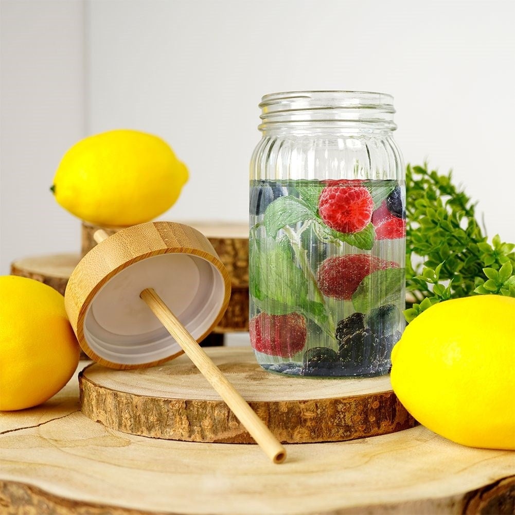Un frasco con agua, bayas, menta y limones.