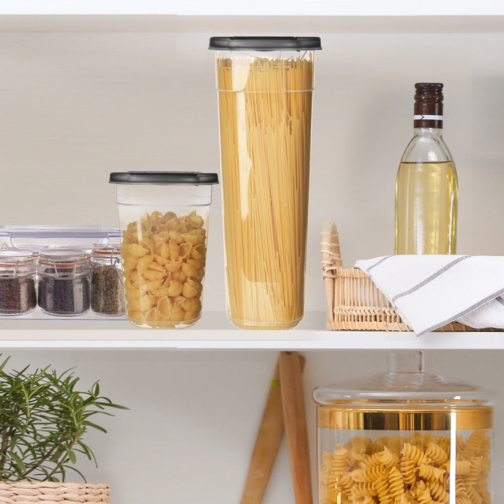 Un estante con varios tipos de pasta en recipientes transparentes.