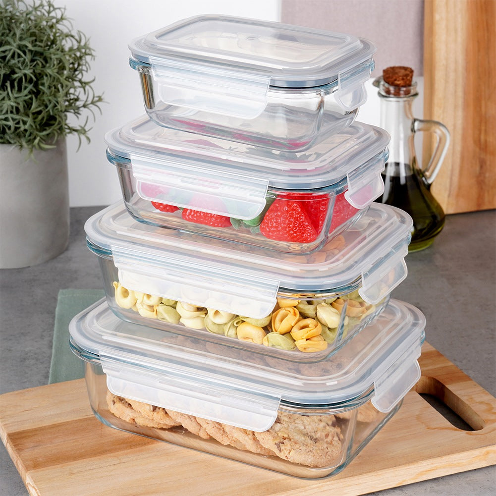 Contenedores de vidrio apilados con comida: galletas, pasta, fresas y uno vacío.