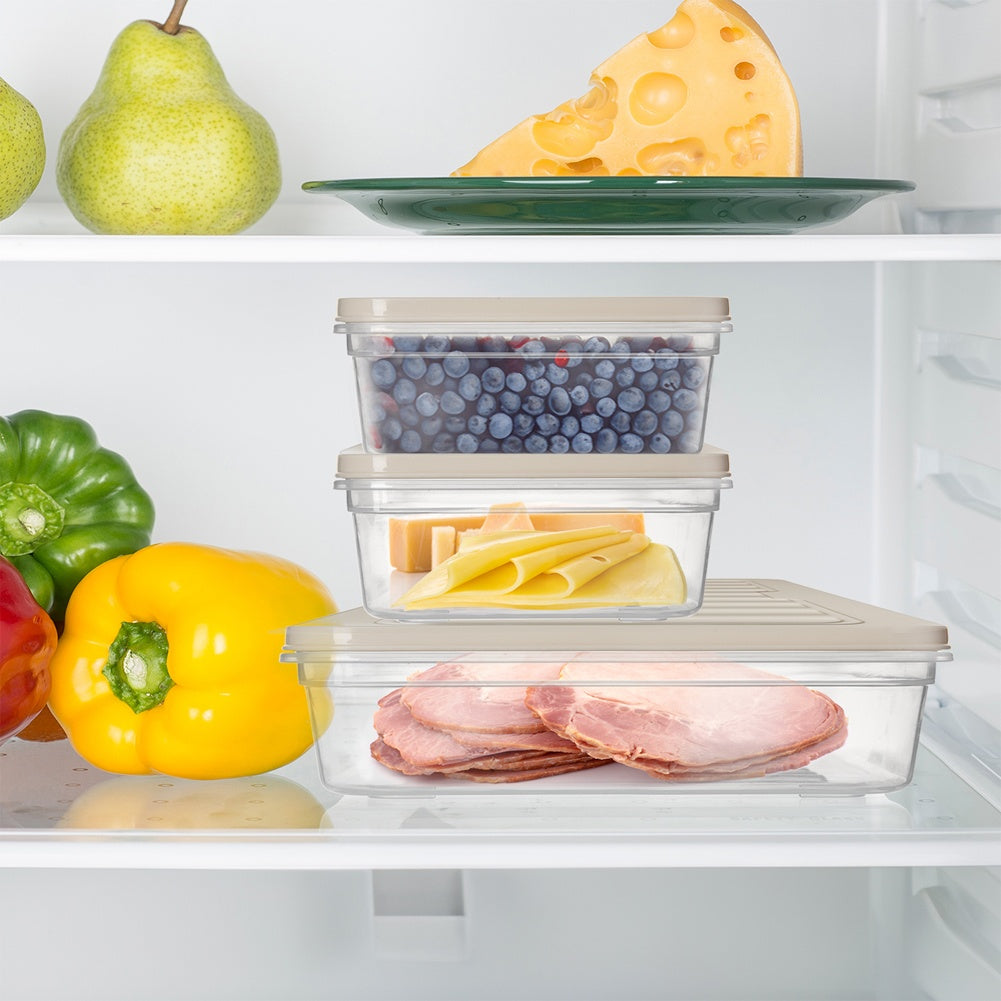 Una repisa de refrigerador con frutas, verduras, queso y carne en recipientes.