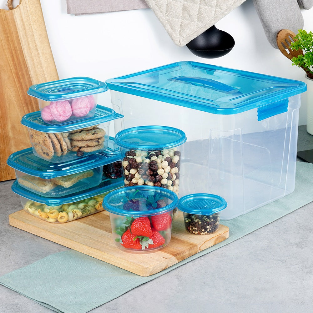Varios recipientes de plástico transparente con tapas azules están llenos de comida.