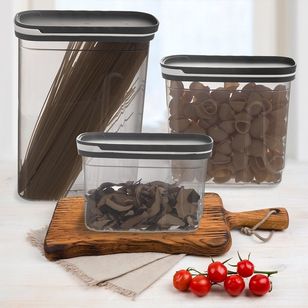 Tres recipientes transparentes con pasta y champiñones sobre mesa madera.