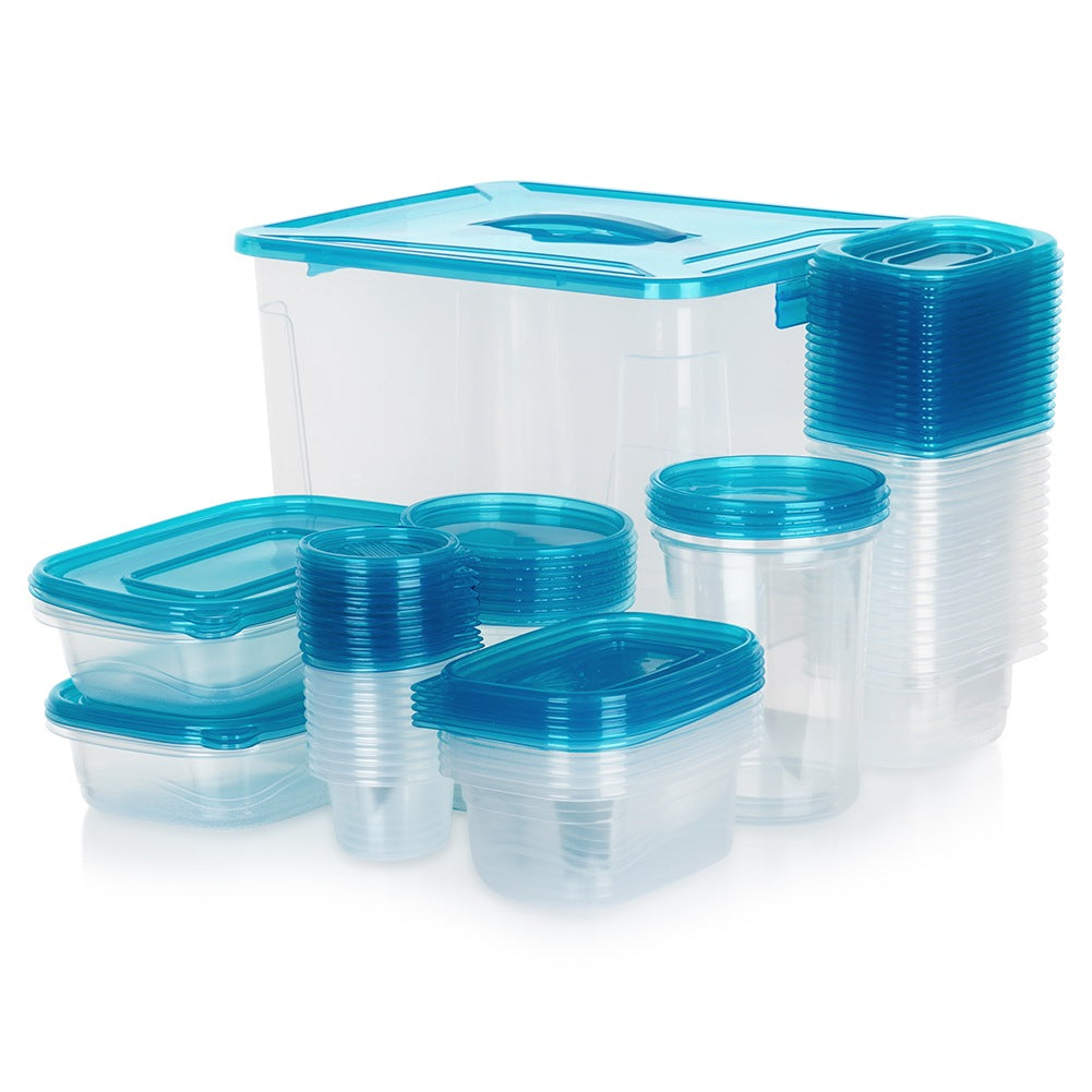 Varios recipientes de plástico transparente con tapas azules, apilados.