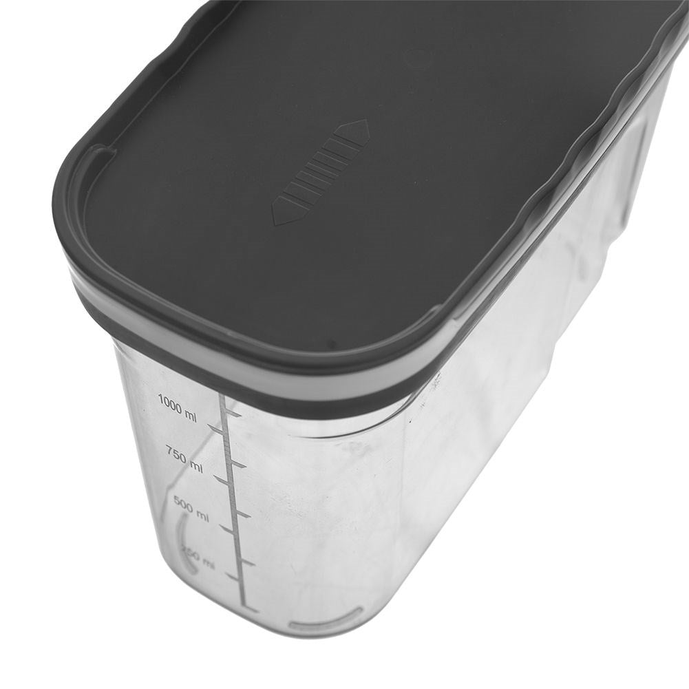 Contenedor transparente con tapa negra y marcas en ml.