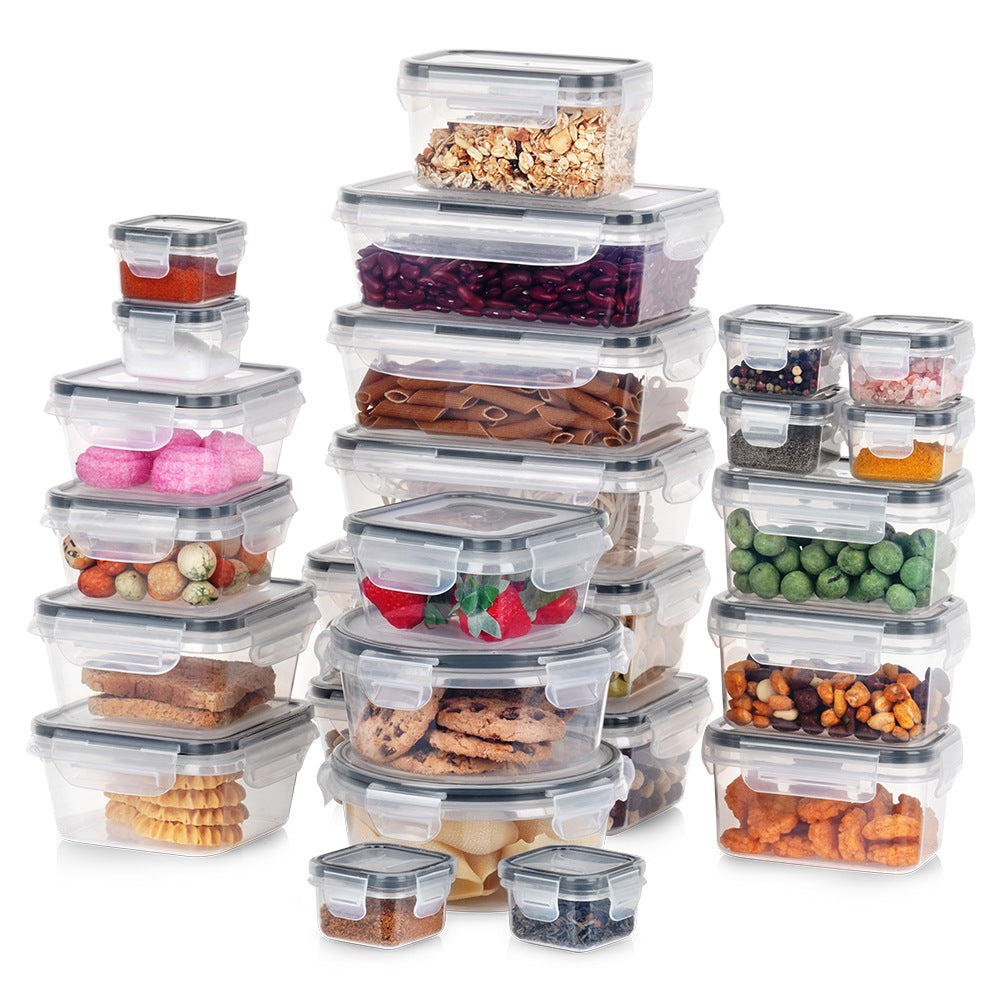 Pila di contenitori trasparenti per alimenti riempiti con articoli come cereali, fagioli, pasta e biscotti.