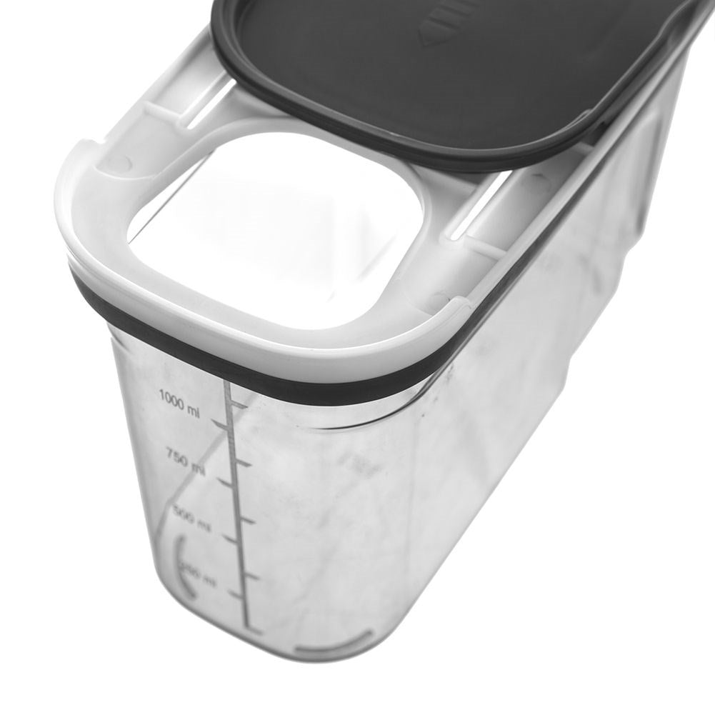 Contenedor de plástico transparente con borde blanco y tapa negra. Marcas de volumen visibles.