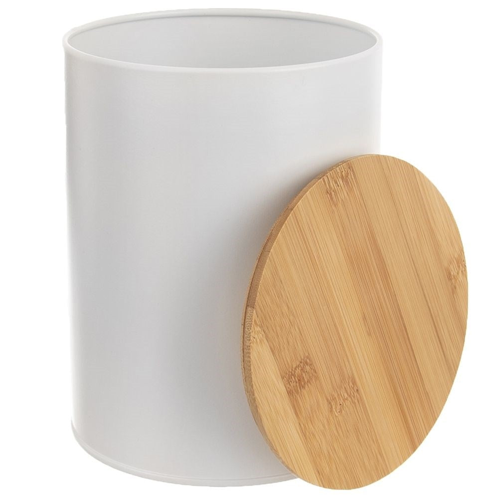 Un recipiente cilíndrico blanco con una tapa redonda de madera al lado.
