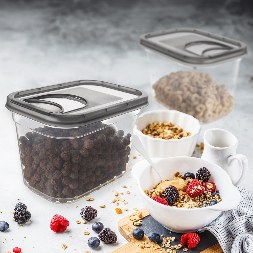 Contenedores de almacenamiento con cereales y un tazón de cereales con bayas.