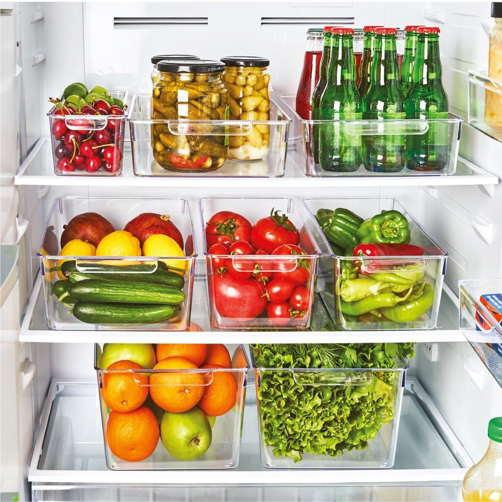 Estante de refrigerador con frutas, verduras, pepinillos y bebidas.