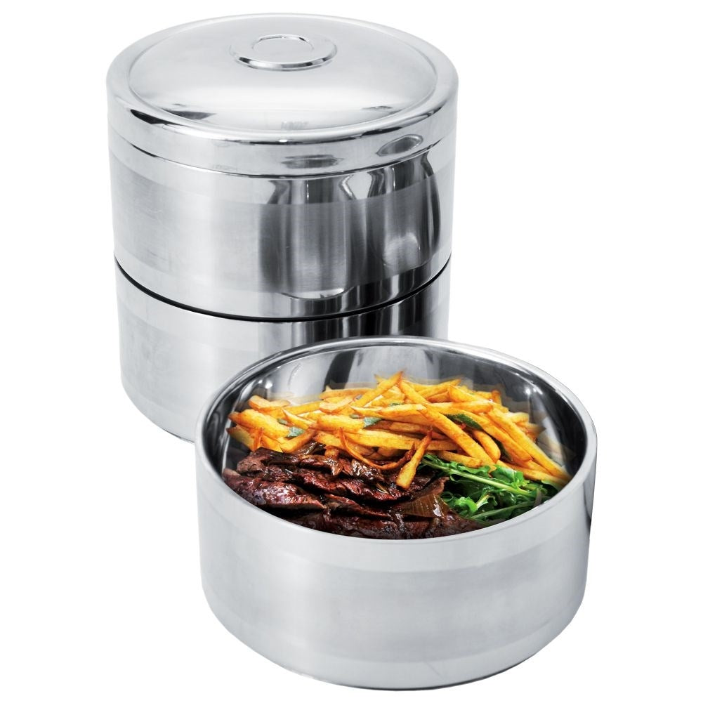 Contenedor de comida de acero inoxidable de dos niveles, con carne, ensalada y papas.