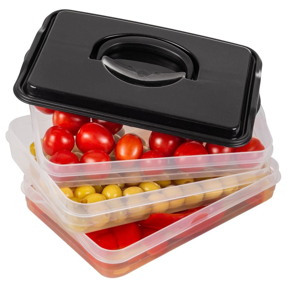 Contenitori alimentari impilabili con coperchio nero, ripieni di pomodori, olive e peperoni.