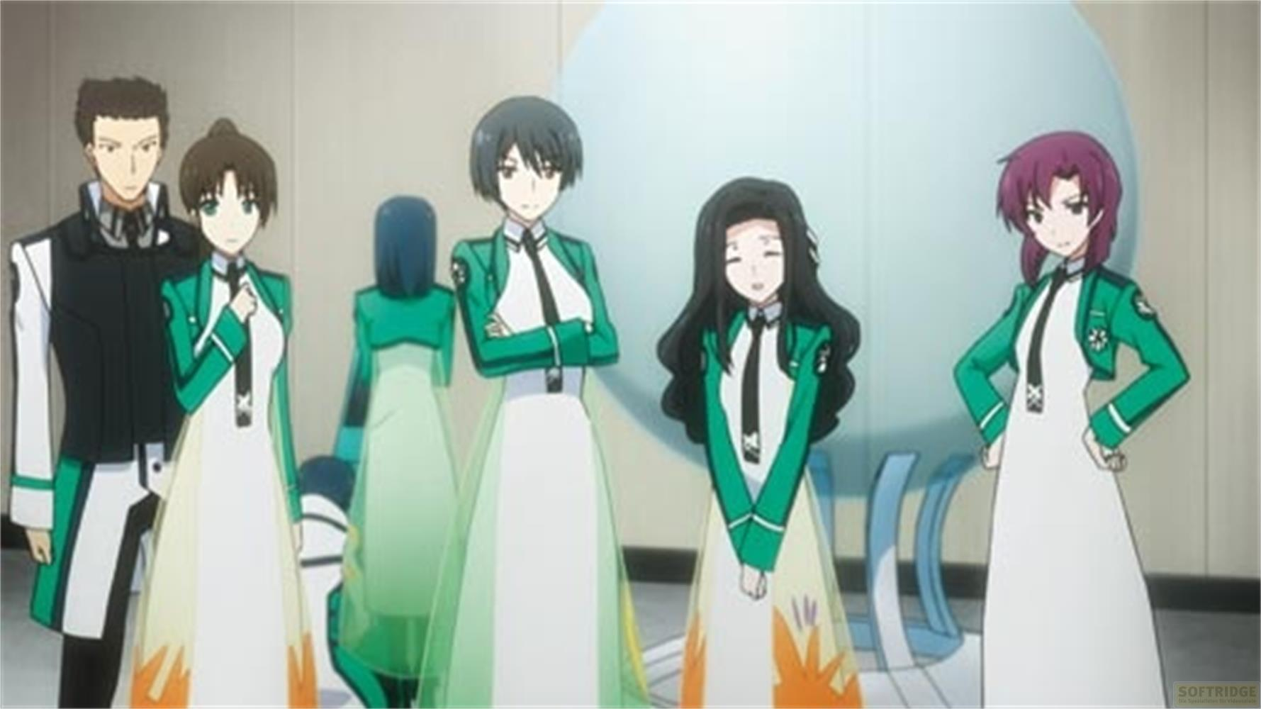 Cinque personaggi anime con giacche verdi e abiti bianchi stanno fianco a fianco.