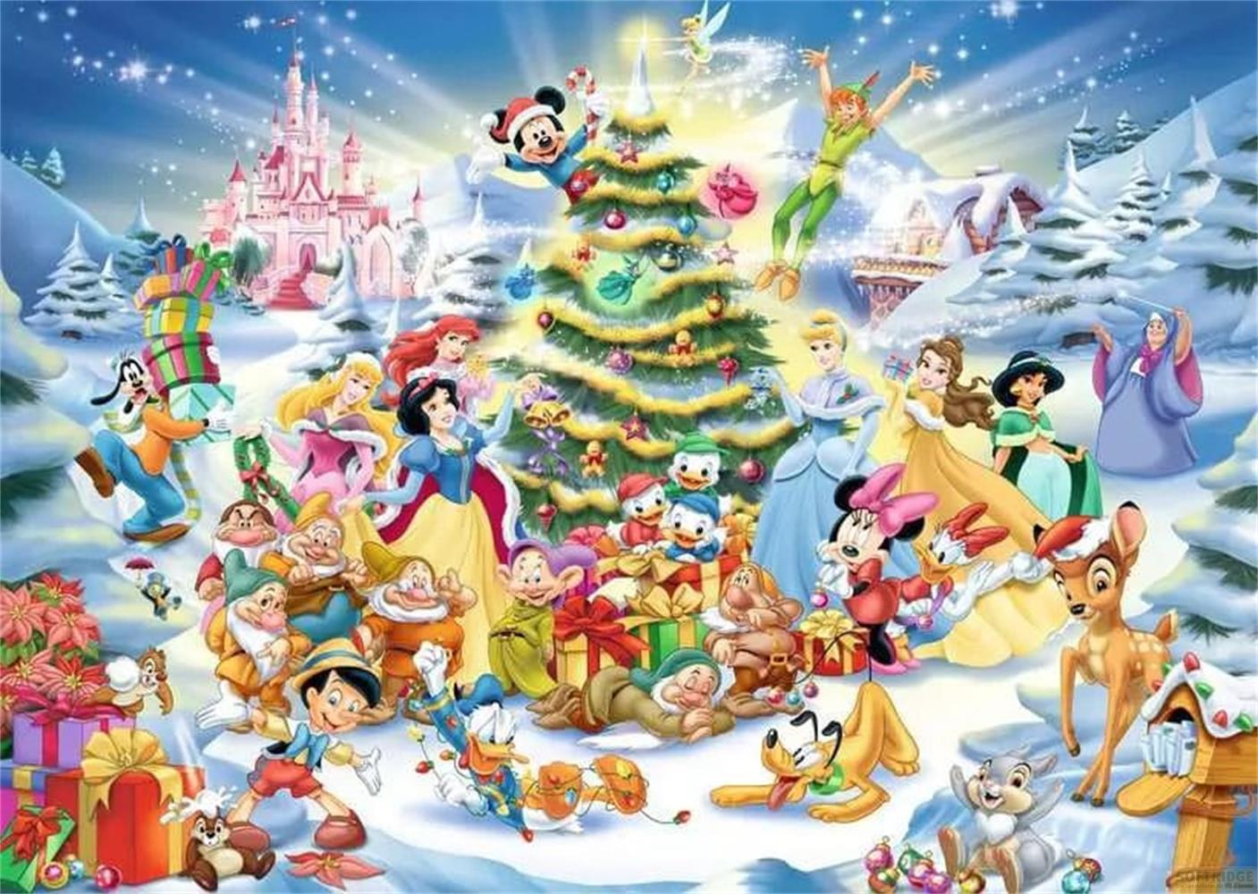 Personaggi Disney festeggiano il Natale davanti a un castello, con neve e regali.