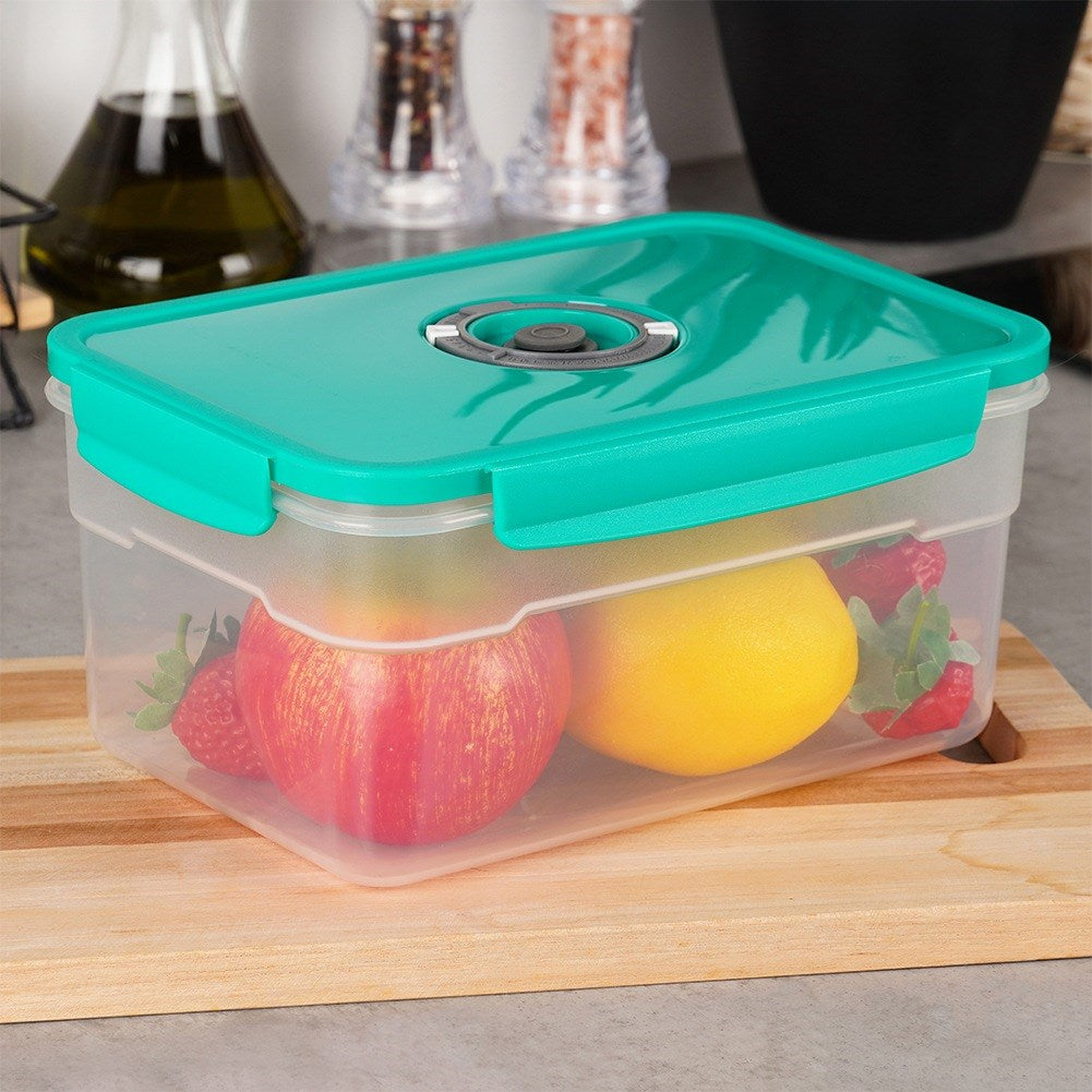 Un recipiente transparente con tapa turquesa, lleno de fruta.