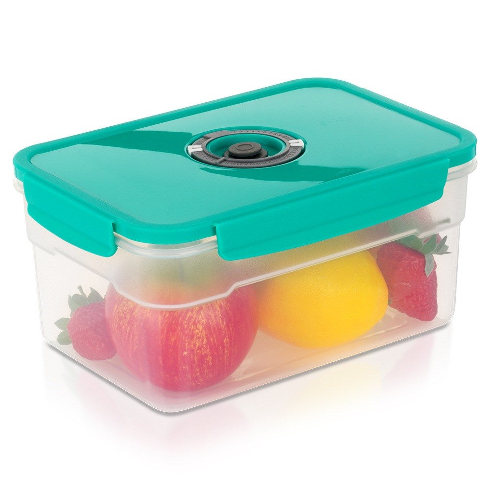 Un recipiente transparente con tapa turquesa, lleno de frutas.