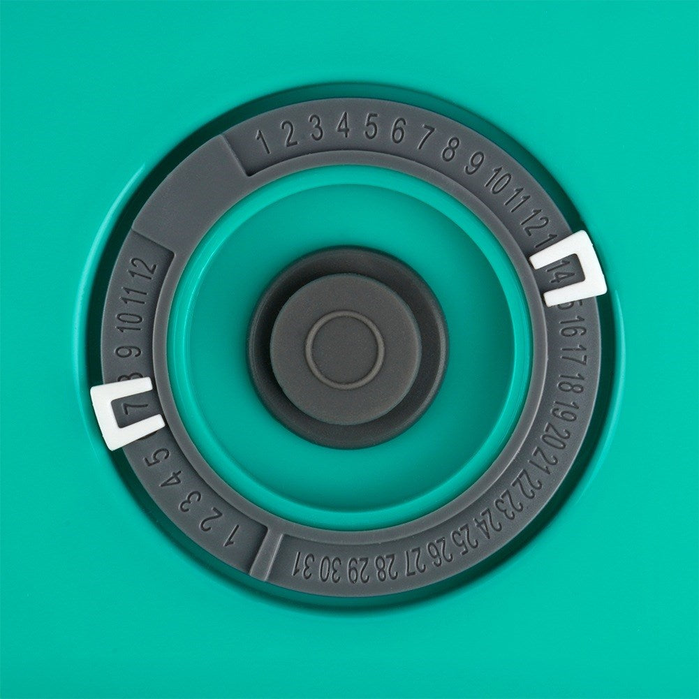 Un dial gris con números del 1 al 31 sobre fondo turquesa.