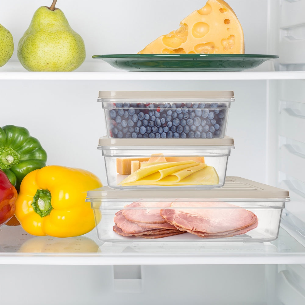 Estantes de refrigerador con arándanos, queso, jamón y pimientos.